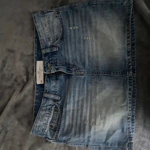 Jeanskjol - Säljer denna fina jeanskjol för att den inte används. Aldrig använd, så den är i helt perfekt skick. Midjemått: 42, från gylf-ner: 29. Passar alla mellan xs-L. Skriv för fler bilder eller frågor💞