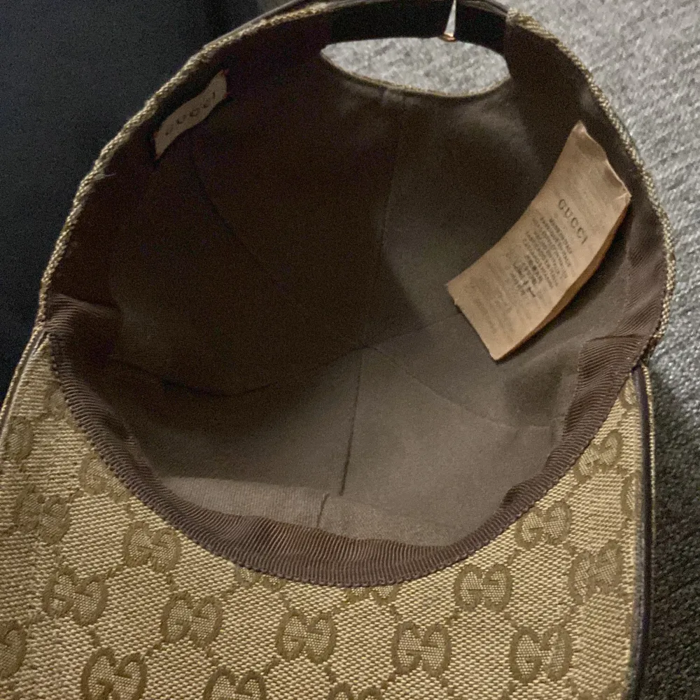 Nytt skick har haft den i 3 månader säljer den begrund av ska köpa en svart Gucci keps går o byta med en svart Gucci keps oxå. Accessoarer.