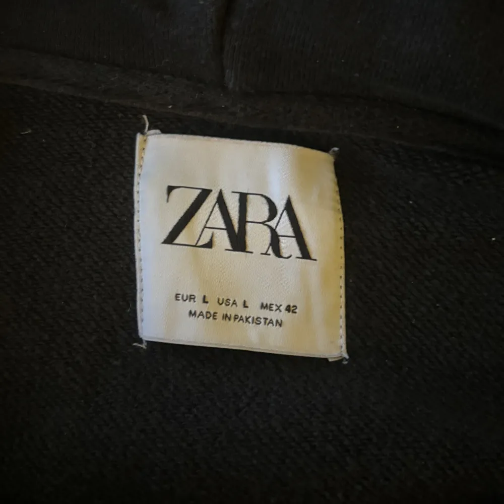 Boxy zip hoodie från zara. Bra skick knappt använd. Nypris ca 500kr. Skriv för frågor eller mått.. Hoodies.