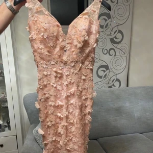 Klänning  - Använd vid ett tillfälle, kemtvättad🌸 Storlek 32/34🌸 Figursydd🌸 Pris: 3000