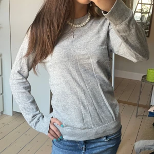 Grå Tröja - Basic gråstickad tröja, aldrig använd 🩶