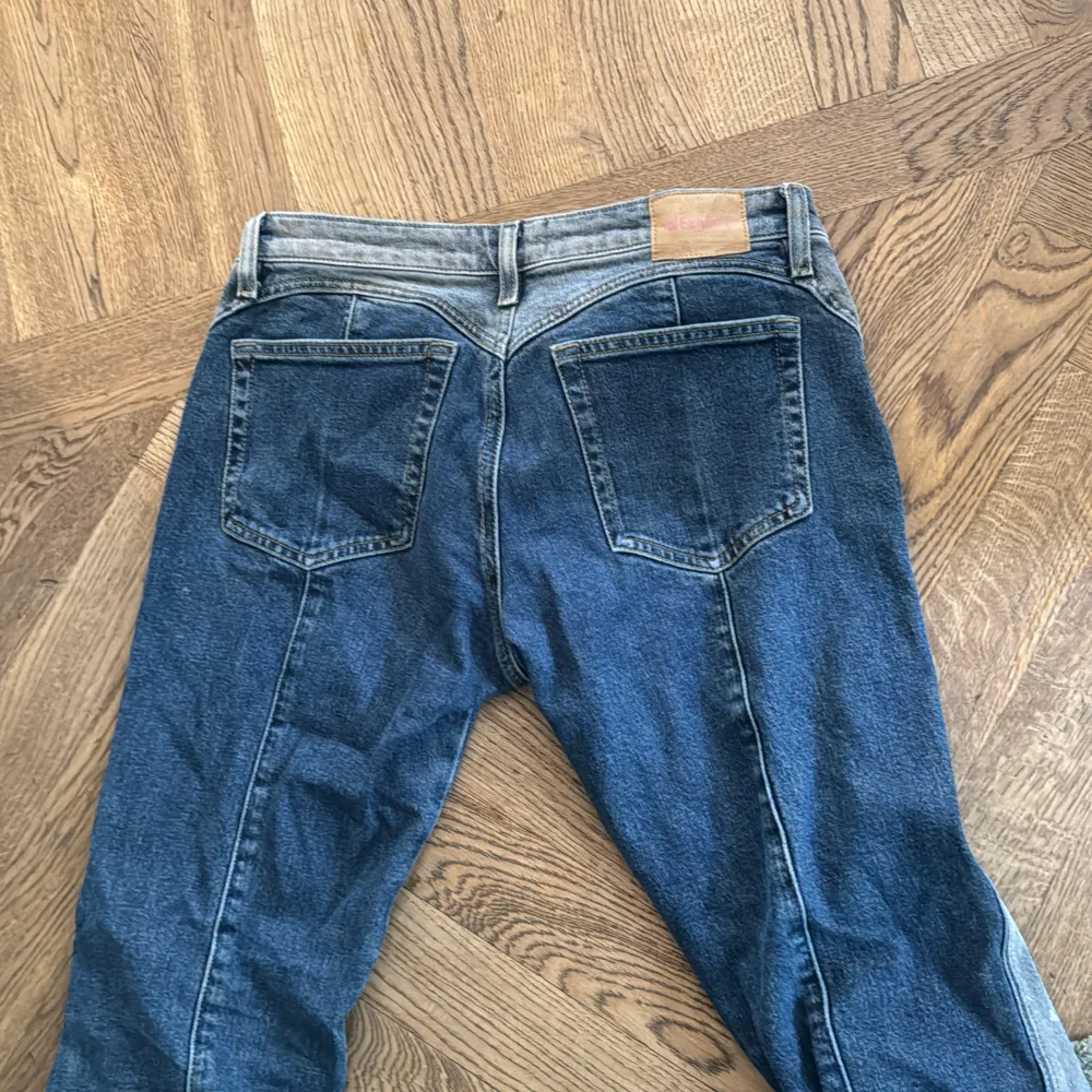 Sjukt coola jeans från weekday! Har använt dessa Max 2 gånger då de tyvärr är förstora på mig🥺 dessa är lågmidjade och bootcut ❣️. Jeans & Byxor.