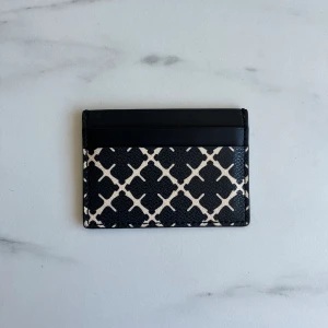 By Malene Birger plånbok/korthållare - Super fin korthållare/plånbok från By Malene Birger, jätte fint skick då den knappt är använd. Nypris:699kr