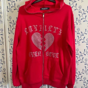 Rhinestone fullzip hoodie - Säljer denna super coola rhinestone fullzip hoodie. Den är köpt för ca 2 år sedan men är använd fåtal gånger så skulle säga att den nästan är i nyskick. ”Loyalty over Love” är citatet som står på tröjan 💯❤️‍🔥