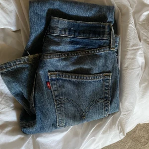 Levis jeans - Perfekta straight- oversize favvo jeans från Levis säljs. Inga fel eller hål och är dem perfekta jeansen!