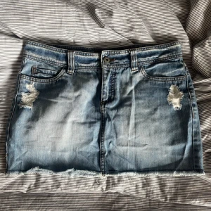 Jeanskjol - Kort jeanskjol, säljer då den tyvärr inte passar mig. Storlek 36/38💓