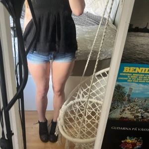 Kilskor/sneakers från Calvin Klein  - Kilskor sneakers eller klackar från Calvin Klein, liknar isabel marant skorna. Mycket fint skick. Passar as bra till en spets leopard djurmönster volang sommar topp! (Lowwaist, bootcut, Stockholmsstil) 