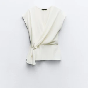 Zara blus - Säljer denna super fina blus från zara, som är helt ny har ändas bara provat den, den har prislapp kvar❤️