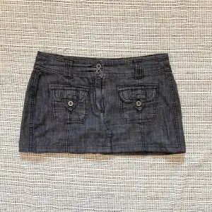 Svart micro jeans kjol, skitsnygga fickor och lowwaist😍 Stl 38
