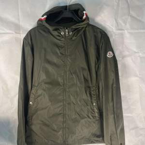 Moncler Windbreaker  - Storlek: 5 fits L/XL - Skick: 7/10  - Pris: 3000kr 