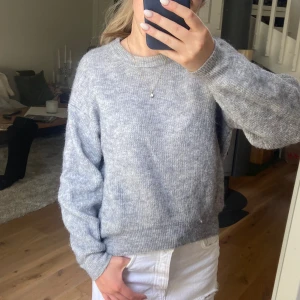 Superfin stickad tröja som inte kommer till använding🥰 - Bra skick, bra matrial som inte nopprar och nypris är 599 