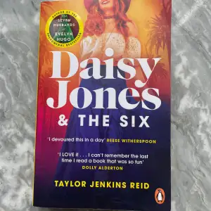 Daisy jones and the six av Taylor Jenkins Reid  Pocket  Fint skick 