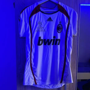 AC MILAN 06/07 - Säljer Ac milans champions leageu away kit 06/07, storleken är M. Priset kan diskuteras!