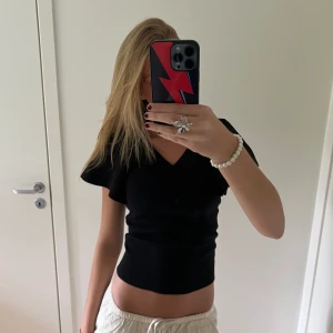 Somrig svart topp! - Jättefin topp från Vero Moda som används fåtal gånger, där av är den i väldigt bra skick🩷