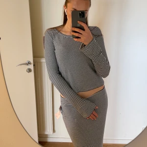 Gulligt sett från Nelly  - Säljer detta helt oanvända sett från Nelly, prislapparna sitter kvar. Settet är i marinblått och storlek M. Nypris 700kr