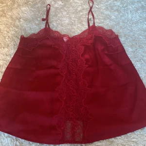 Rött spetslinne❣️ - Hej! Jag är en 13 åring tjej som säljer detta linne eftersom att jag inte är så förtjust i det längre, detta är ett rött spetsigt linne. Detta linne skulle både passa till en fest men även till en mysig hemma kväll, kontakta mig om du är intresserad❣️