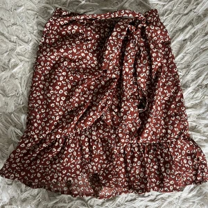 Volangkjol - Superfin volangkjol ifrån vero moda i märket ONLY, man knyter på ena sidan vilket syns på bilden! Är i storlek XS skulle säga mer S och skulle passa M💕💕