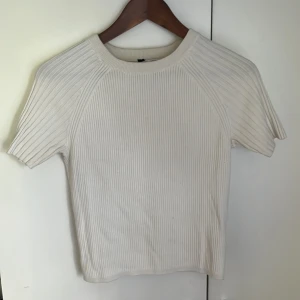 T-shirt - Varan är i okej skick. Lite luddig. Står att den är i storlek M men passar bättre som S. Priset kan diskuteras. Obs! Köparen betalar för frakten.