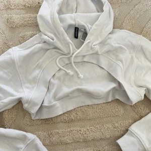 Croppad hoodie - Inte använts speciellt mycket, från HM. 