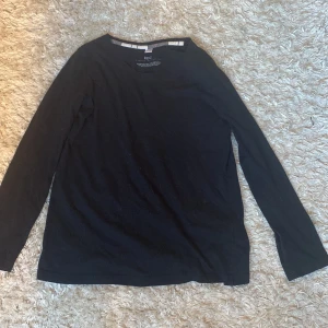 Oversize svart  långärmad tröja🙈 - Detta är en oversized långärmad svart tröja, jag tycker att denna är väldigt bekväm som en mysig hemma tröja, det är ett ganska tunt material. Kontakta mig om du är intresserad!❣️