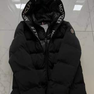 Moncler jacka  Skick 9/10 Storlek S Pris kan diskuteras 