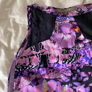 Miniklänning från humana med mesh detalj - En mini klänning köpt på humana i silkesmaterial, fint skick och perfekt till sommaren