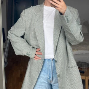 Oversize kavaj  - En oversize kavaj köpt på humana, ganska tunn och perfekt till sommaren. Har varit en favorit i två år men fortfarande i fint skick!