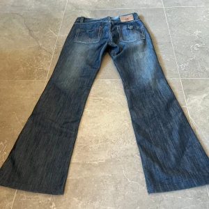 Lågmidjade bootcut jeans💞 - Lågmidjade bootcut jeans perfekta nu till sommaren!❤️Skriv vid intresse eller vid frågor💞Pris kan diskuteras💘 Midja rakt över: 36 Innerben: 78