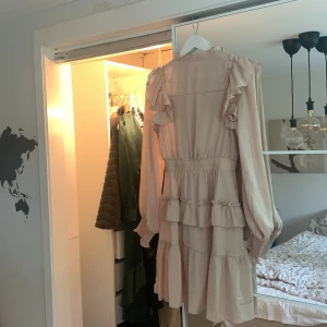 Rosa volang klännint - Fin sommarklänning endast använd fåtal gånger. Finns ingen lapp med klänningens storlek, men den passar mig som är storlek S. 