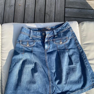 Jeanskjol från Esprit - Använd men supersnygg och jättebra kvalité. Typ Knälång. 
