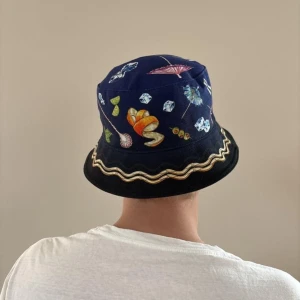 Casablanca solhatt - Cool solhatt från Casablanca. Blå upptill och svart tyg på brättet.  Helt NY, aldrig använd, lapparna kvar.  Nypris 2.999 kr