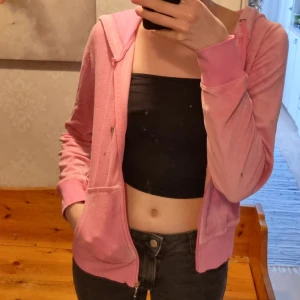 Velour rosa hoodie  - Velour rosa hoodie, lite använd men fortfarande i ett jätte bra skick. Jätte skönt material. 