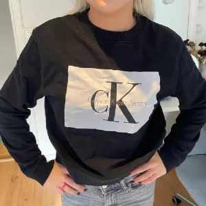 Calvin Klein sweatshirt - äkta! Snygg o skön! Tjejmodell då den är lite kortare!