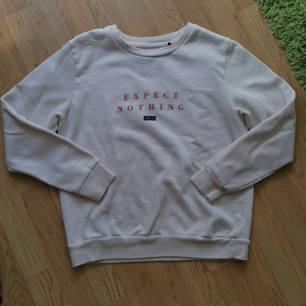 Ljus collegetröja/sweatshirt med tryck. Storlek XS, använt skick men fortfarande bra. Hämtning, annars betalas frakt av köparen. Bara att skriva vid frågor eller bud! 🌻  . Tröjor & Koftor.