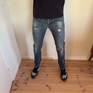Dondup jeans - Säljer nu mina sjukt feta dondup geroge jeans. Byxorna har ett rätt stort hål vid knät. Jag vet inte om det ska vara så, Men det går lätt att laga. Storlek 33 fits 32. Jag på bilden är ungefär 182 och väger 68kg. Nypris ~ 3500. Mitt pris: 750kr.