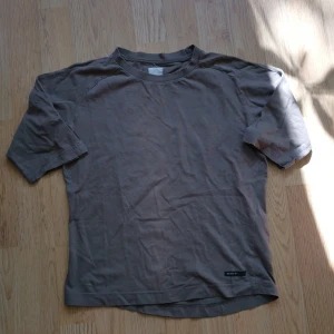 T-shirt från caterpillar - T-shirt från caterpillar, grön/grå/olivgrön i färgen med lite längre ärmar. Storlek S, använt skick men fortfarande bra. Hämtning, annars betalas frakt av köparen. Bara att skriva vid frågor eller bud! 🌻 