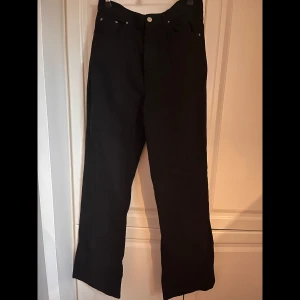 Oanvända jeans Gina  - Oanvända jeans från Gina. Höga i midjan och lösa i benen, storlek 38. Endast testade!