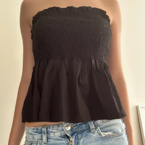 Svart blus - Gullig bandeau blus i pass storlek s. Vet inte vart den kommer ifrån och inga defekter. Pris kan diskuteras
