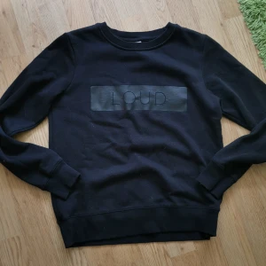 Svart collegetröja med tryck - Svart collegetröja/sweatshirt med tryck. Storlek XS, använt skick men fortfarande bra. Hämtning, annars betalas frakt av köparen. Bara att skriva vid frågor eller bud! 🌻 