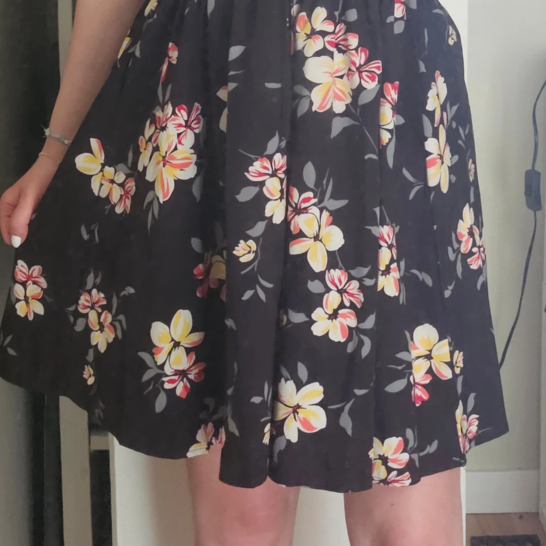 Svart blommig klänning - 91