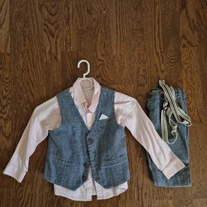 Matchande Skjorta, Väst och Byxa för barn - Säljer min brors gamla rosa skjorta, väst och byxor. Det är.en väldigt söt outfit som passar barn som är mellan 3-4 år. Den har används max 2-3 gånger. Släpper allt för 349:-