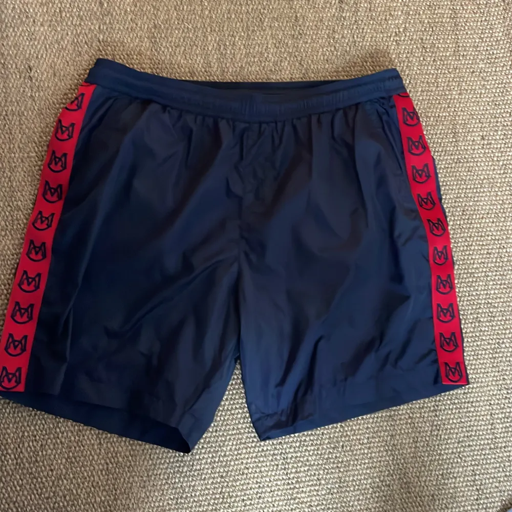 Säljer mina Moncler badbyxor i storlek 164 cm. Är i bra skick . Shorts.