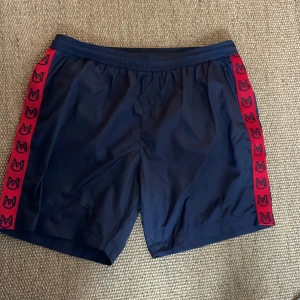  Moncler  Badbyxor  - Säljer mina Moncler badbyxor i storlek 164 cm. Är i bra skick 