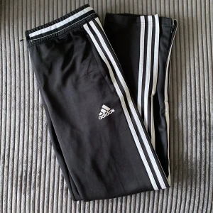 Adidas träningsbyxor  - Jätte fina Adidasbyxor. Använda några gånger men är i bra skick. 