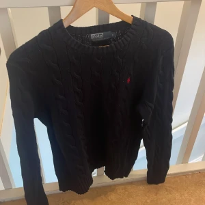 Polo Ralph lauren tröja - En extremt fin polo tröja skicket är 7-8/10 inga defekter bara tecken på användning. Perfekt till en kyligare sommarkväll även höst och vår tröja. Om du har några frågor eller funderingar är det bara att höra av sig. Pris kan diskuteras om snabb affä