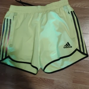 Gula Adidas short, stl M - Gula och svarta Adidas shorts korta, storlek m