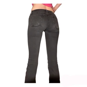 Jeans, crocker  - Utsvängda low waist jeans som är jätte fina! Litet hål i fickan för råka klämma nycklarna i fickan när jag skulle tvätta dom. Används inte längre pgr av för små💞 Bara att skriva vid frågor så svarar jag så snabbt jag kan!❤️
