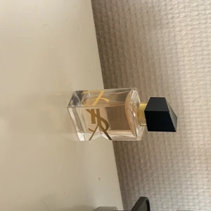 Ysl libre edt  - Ysl libre edt 7,5ml, perfekt att ha med i väskan o lägga på handleder osv🩷