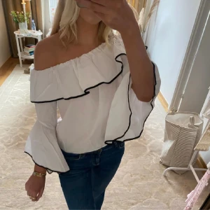 Blus - Fin gräddvit blus med svarta detaljer vid sömmarna. Skrynklig nu då den har legat vikt, men det är bara att stryka den eller ha den upphängd en stund så försvinner det. Köpt från Zara. Storlek S men passar även M 💗 köparen står för frakt!