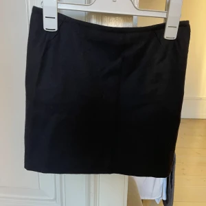 MaxMara svart minikjol - Köptes i secondhandbutik i Paris. Saknar tyvärr lappar men skulle säga ca stl xxs-xs. 